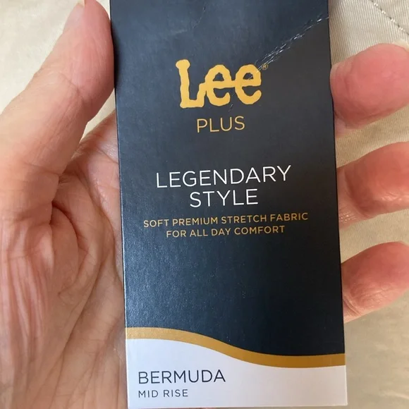 Lee Bermuda short regular fit midrise with 9 in inseam safari tan 24W - Picture 4 of 17